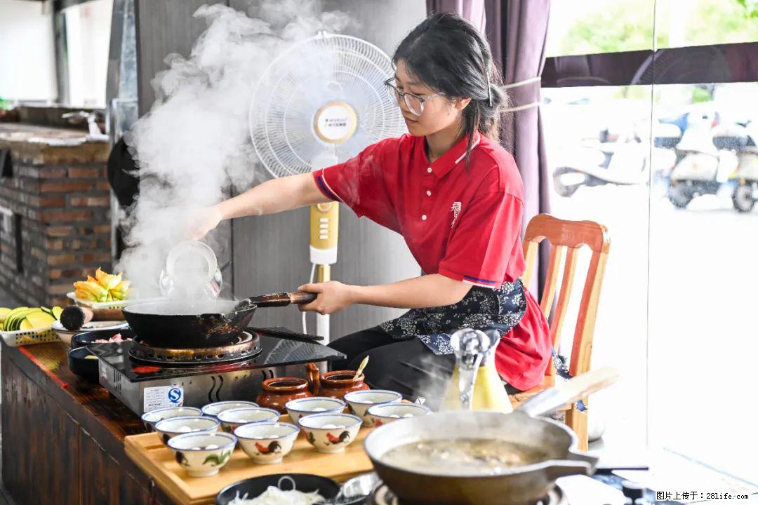 全网追的“扁担女孩”，找了一份暑假工，时薪12元 - 山南生活资讯 - 山南28生活网 sn.28life.net